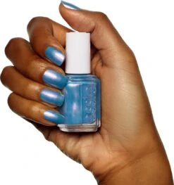 Essie Nagellak Winter 2018 - 586 Glow With The Flow -Cosmeticawinkel 1126x1200 3
