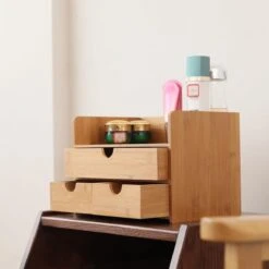 Merkloos Decopatent® Luxe Make-up Organizer Met 3 Lades - Cosmetica Organizer Make Up Met Schuiflade Bamboe Hout - Cosmeticahouder - Toren 16 Merkloos Decopatent® Luxe Make-up Organizer Met 3 Lades - Cosmetica Organizer Make Up Met Schuiflade Bamboe Hout - Cosmeticahouder - Toren -Cosmeticawinkel 1200x1200 1002