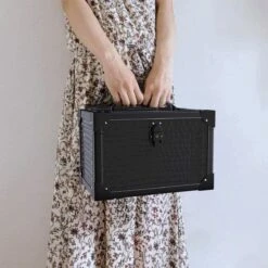 Make Up Koffer- Make Up Organizer- Beautycase -zwart -Make-upkoffer- Multifunctionele Koffer- Make-upkoffer- Sieradenkoffer- Kapperskoffer- Afneembare Schouderriem- Klassieke Zwarte Beautycase -Cosmeticawinkel 1200x1200 1141