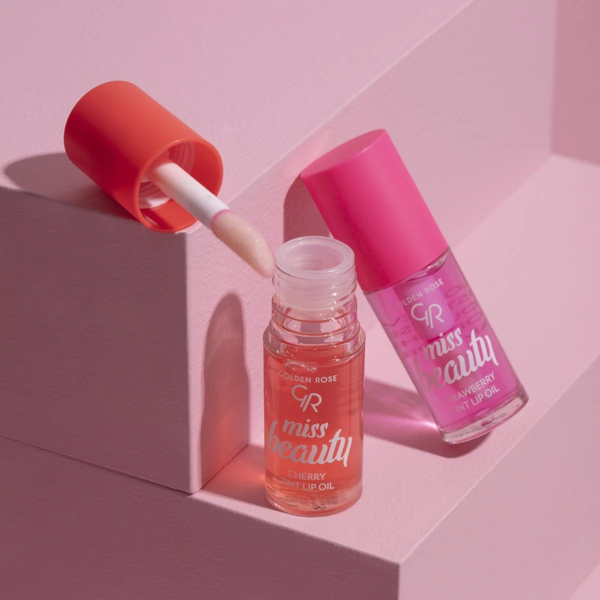 Golden Rose MISS BEAUTY STRAWBERRY TINT LIP OIL Super Zachte Lip Olie Voor Als Verzorging Of Over Je Lippenstift 4 Golden Rose MISS BEAUTY STRAWBERRY TINT LIP OIL Super Zachte Lip Olie Voor Als Verzorging Of Over Je Lippenstift - Afbeelding 2