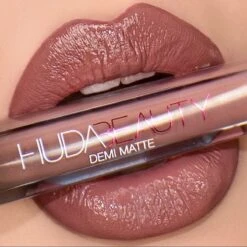 Huda Beauty Demi Matte Cream Lipstick - Révolutionnaire 14 Huda Beauty Demi Matte Cream Lipstick - Révolutionnaire -Cosmeticawinkel 1200x1200 368