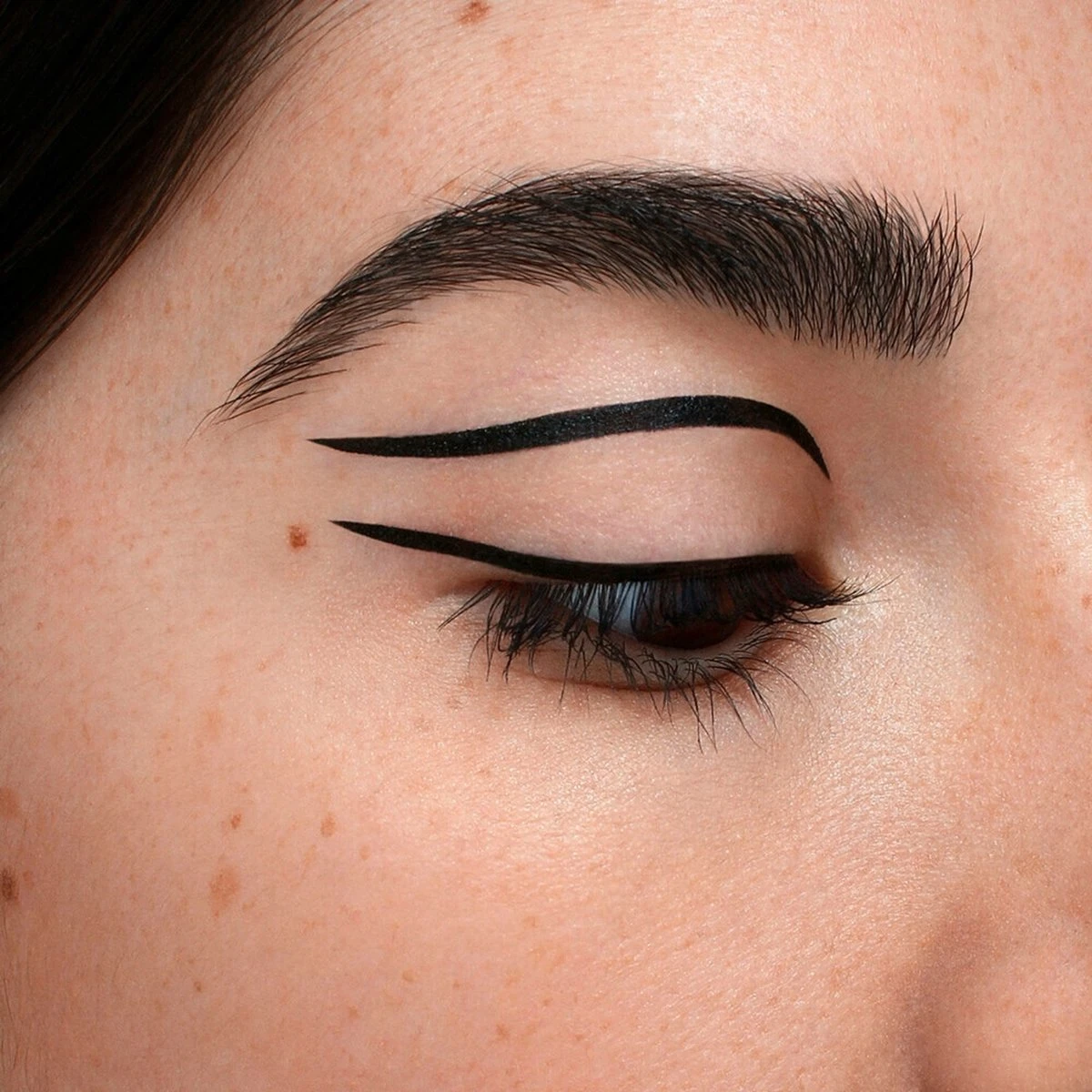 Rimmel London Wonder Ink Eyeliner - 01 Black 4 Rimmel London Wonder Ink Eyeliner - 01 Black - Afbeelding 2