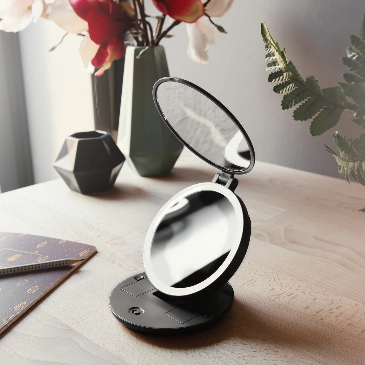 Navaris 1x/5x Vergrotende Make-up Spiegel - Compacte Opvouwbare Kap- En Reisspiegel - Led-verlichte Dubbelzijdige Make-upspiegel - Zwart 4 Navaris 1x/5x Vergrotende Make-up Spiegel - Compacte Opvouwbare Kap- En Reisspiegel - Led-verlichte Dubbelzijdige Make-upspiegel - Zwart - Afbeelding 2