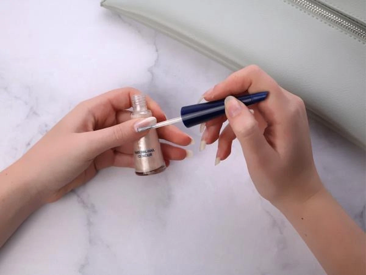 Herome Glamour Nail Whitener - Natural Nail Whitener Met Een Romige Parelmoerglans - Camoufleert Doffe Of Verkleurde Nagels - 10ml. 9 Herome Glamour Nail Whitener - Natural Nail Whitener Met Een Romige Parelmoerglans - Camoufleert Doffe Of Verkleurde Nagels - 10ml. - Afbeelding 7