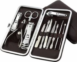 Merkloos Manicure & Pedicure Set - Uitgebreide 12-Delige RVS Nagel Gezicht Verzorging Set - Reisset Met Nagelknippers - Nageletui Manicureset Pedicureset Nagel Verzorging Nagelriem Trimmer Bokkenpoot & Nagelschaar - Met Lederen Etui