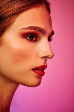 L’Oréal Paris Paris Electric Nights Superliner Matte Signature Eyeliner - Limited Edition – 11 Red Signature – Rood 12 L’Oréal Paris Paris Electric Nights Superliner Matte Signature Eyeliner - Limited Edition – 11 Red Signature – Rood -Cosmeticawinkel 800x1200 15