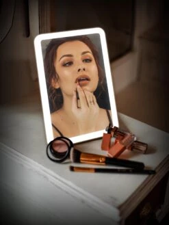 Dreamled LM-30 Draagbare LED-Spiegel - Oplaadbare Batterij - Wit 7 Dreamled LM-30 Draagbare LED-Spiegel - Oplaadbare Batterij - Wit -Cosmeticawinkel 901x1200