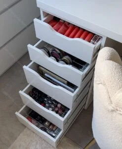 Jumanah® Collections "Sorted" Large Foundation Tray - Make Up Organizer - Ladeverdeler - Lade Organizer - Transparant - Acryl - Kunststof - Ikea Alex 5 Ladeblok 12 Jumanah® Collections "Sorted" Large Foundation Tray - Make Up Organizer - Ladeverdeler - Lade Organizer - Transparant - Acryl - Kunststof - Ikea Alex 5 Ladeblok -Cosmeticawinkel 984x1200